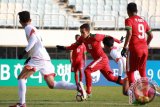 Pesepak bola U-19 Indonesia Egy Maulana Vikri (tengah) mencoba melewati dua pesepak bola Brunei Darussalam pada Kualifikasi Piala Asia U-19 2018 di Paju Public Stadium, Korea Selatan, Selasa (31/10/2017). Indonesia menang 5-0. (ANTARA FOTO/Handout/Humas PSSI)