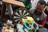 Peserta menata robot edukasi rakitannya yang dipamerkan dalam Festival Mbois di Hall MCP, Malang, Jawa Timur, Kamis (2/11). Dalam festival yang diadakan selama empat hari tersebut juga digelar berbagai macam workhop dan pameran produk dari usaha kecil menengah berbasis kreatifitas sebagai upaya peningkatan sumberdaya manusia sehingga dapat mandiri. Antara Jatim/Ari Bowo Sucipto/mas/17.