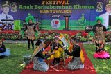 Sejumlah anak berkebutuhan khusus menampilkan seni teaterikal pada Festival Anak Berkebutuhan Kusus di Pendopo Banyuwangi, Jawa Timur, Rabu (2/11). Festival yang melibatkan 1.000 anak berkebutuhan khusus dari 117 lembaga pendidikan Inklusi itu, bertujuan untuk memberikan motivasi guna mengembangkan minat dan bakatnya. Antara Jatim/Budi Candra Setya/mas/17.