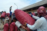 Pekerja mengangkut bawang merah di pasar bawang merah Tamansari, Dringu, Probolinggo, Jawa Timur, Kamis (2/11). Harga bawang merah di pasar bawang tersebut naik dari harga Rp14.000 per kg menjadi Rp17.000 per kg karena stok mulai berkurang akibat petani gagal panen. Antara Jatim/Umarul Faruq/mas/17.