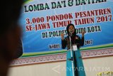 Seorang santri mengikuti lomba Dai dan Daiyah Cilik di Polresta, Kediri, Jawa Timur, Kamis (2/11). Lomba yang diikuti oleh perwakilan tiga ribu pondok pesantren se-Jawa Timur yang mengangkat tema pemberantasan narkoba tersebut diselenggarakan oleh Polda Jatim. Antara Jatim/Prasetia Fauzani/mas/17.