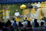 Umat Hindu melakukan ritual sembahyangan dalam rangka perayaan hari raya Galungan di Pura Tulung Urip di Tulungagung, Jawa Timur, Rabu (1/11). Umat Hindu daerah tersebut terpaksa melakukan ritual sembahyangan galungan di pura terbuka karena belum tersedianya tempat peribadatan permanen, baik hasil swadaya sendiri maupun yang disediakan pemerintah daerah setempat. Antara Jatim/Destyan Sujarwoko/mas/17.