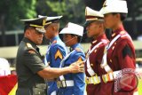 Panglima TNI Jenderal TNI Gatot Nurmantyo menyematkan tanda pangkat kepada perwakilan prajurit taruna pada acara Wisuda Prabhatar 2017 di lapangan Sapta Marga Komplek Akademi Militer (AKMIL) Magelang, Jateng, Kamis (2/11). Sebanyak 717 orang yang terdiri dari 643 taruna dan 74 taruni dari empat kesatuan (Akmil, AAL, AAU dan Akpol) dilantik menjadi Prajurit Taruna Akademi Angkatan dan Bhayangkara Dua Taruna untuk Taruna Akpol. ANTARA FOTO/Anis Efizudin/wdy/2017.