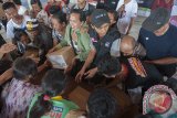 Pengungsi Gunung Agung membagi bantuan kemanusiaan di posko pengungsian Desa Menanga, Karangasem, Bali, Jumat (3/11). Bantuan tersebut mencakup pangan, penyediaan dapur umum dan penyembuhan trauma pascabencana terhadap warga dari tujuh desa yang hingga kini masih mengungsi pada status siaga Gunung Agung. Antara Bali/Nyoman Budhiana/nym/2017.