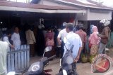 Masyarakat Jalan Veteran, Kelurahan Pengambangan, Banjarmasin Timur antri gas LPG 3 Kilogram, Kamis (2/11). Foto:Antaranews Kalsel/Arianto/G.