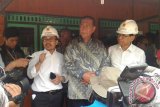 Wakil Gubernur Deddy Mizwar (tengah) diapir GM PLN Jabar Iwan Purwana (kiri) dan Direktur Bisnis PLN Reg Jawa Bagian Tengah Amir Rosidin (kanan)  saat peresmian Jaringan Listrik Pedesaan di Desa Tanjung Karang, Kecamatan Cigalontang, Kabupaten Tasikmalaya, Kamis.