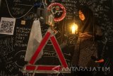 Pengunjung melihat seni instalasi karya Zuhkhriyan Zakaria yang berjudul 'Bahan Jarahan' dalam Pameran bertajuk November Art di Gedung Sasana Krida, Malang, Jawa Timur, Jumat (3/11). Pameran yang berlangsung selama tiga hari tersebut menampilkan 40 karya dari perupa muda berupa seni instalasi, patung, lukisan dan fotografi. Antara Jatim/Ari Bowo Sucipto/uma/17.
