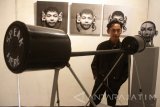Pengunjung melihat seni instalasi karya Ariel Muhammad Zaelani yang berjudul 'Communication Breakdown' dalam Pameran bertajuk November Art di Gedung Sasana Krida, Malang, Jawa Timur, Jumat (3/11). Pameran yang berlangsung selama tiga hari tersebut menampilkan 40 karya dari perupa muda berupa seni instalasi, patung, lukisan dan fotografi. Antara Jatim/Ari Bowo Sucipto/uma/17.