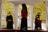 Pengunjung melihat seni instalasi karya Lavinia Alfi yang berjudul 'Reflection' dalam Pameran bertajuk November Art di Gedung Sasana Krida, Malang, Jawa Timur, Jumat (3/11). Pameran yang berlangsung selama tiga hari tersebut menampilkan 40 karya dari perupa muda berupa seni instalasi, patung, lukisan dan fotografi. Antara Jatim/Ari Bowo Sucipto/uma/17.