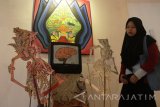 Pengunjung melihat seni instalasi karya Bambang Purwanto yang berjudul 'Boundary Mediator' dalam Pameran bertajuk November Art di Gedung Sasana Krida, Malang, Jawa Timur, Jumat (3/11). Pameran yang berlangsung selama tiga hari tersebut menampilkan 40 karya dari perupa muda berupa seni instalasi, patung, lukisan dan fotografi. Antara Jatim/Ari Bowo Sucipto/uma/17.