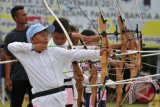 Sejumlah pelajar mengikuti pertandingan eksibisi panahan di Lapangan Blang Padang, Banda Aceh, Rabu (1/11). Pertandingan eksibisi panahan yang melibatkan atlet berbakat pelajar itu dalam rangka memeriahkan Kejurnas Panahan yang akan berlangsung pada tanggal 2-8 November 2017 di Banda Aceh. (ANTARA FOTO/Ampelsa/pras/17)