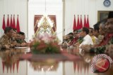 Presiden Joko Widodo (kelima kanan) menerima Ketua Presidium Korps Alumni Himpunan Mahasiswa Islam (KAHMI) Mahfud MD (kiri) dan anggota KAHMI lainnya di Istana Merdeka, Jakarta, Jumat (3/11). KAHMI mengundang presiden untuk hadir dalam munas KAHMI yang akan berlangsung di Medan serta mengusulkan Lafran Pane yang merupakan pendiri HMI sebagai pahlawan nasional. ANTARA FOTO/Rosa Panggabean/aww/17.