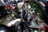 Polisi Satuan Lalu lintas Polres Lhokseumawe memeriksa kelengkapan surat sepeda motor yang terjaring razia Operasi Zebra Rencong 2017 di jalan utama Merdeka Lhokseumawe, Aceh, Rabu (1/11). Operasi Zebra Rencong akan berlangsung selama 14 hari ke depan itu dengan sasaran pelanggaran lalu lintas dan angkutan jalan, seperti muatan berlebihan (over load, over capacity, over dimensi) dan pelanggaran rambu lalu lintas. (ANTARA FOTO/Rahmad/pras/17.)