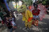 Peserta mengenakan kostum satwa saat mengikuti pawai memperingati Hari Cinta Puspa dan Satwa Nasional di Surabaya, Jawa Timur, Sabtu (4/11). Pawai yang diikuti oleh murid dan guru SD Muhammadiyah 11 Surabaya tersebut bertujuan untuk menumbuhkan kecintaan anak-anak terhadap puspa dan satwa sekaligus mengajak masyarakat turut serta menjaga kelestariannnya. Antara Jatim/Moch Asim/17.