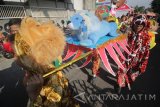 Peserta mengenakan kostum dan menggotong boneka satwa saat mengikuti pawai memperingati Hari Cinta Puspa dan Satwa Nasional di Surabaya, Jawa Timur, Sabtu (4/11). Pawai yang diikuti oleh murid dan guru SD Muhammadiyah 11 Surabaya tersebut bertujuan untuk menumbuhkan kecintaan anak-anak terhadap puspa dan satwa sekaligus mengajak masyarakat turut serta menjaga kelestariannnya. Antara Jatim/Moch Asim/17.