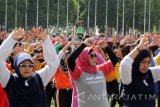 Ribuan warga mengikuti senam massal di Taman Blambangan, Banyuwangi, Jawa Timur, Sabtu (4/11). Senam massal dengan tema Senam Seribu Kreasi (Serasi) itu sebagai upaya mengkampanyekan pola hidup sehat melalui olahraga. Antara Jatim/Budi Candra Setya/mas/17.