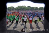 Ribuan warga mengikuti senam massal di Taman Blambangan, Banyuwangi, Jawa Timur, Sabtu (4/11). Senam massal dengan tema Senam Seribu Kreasi (Serasi) itu sebagai upaya mengkampanyekan pola hidup sehat melalui olahraga. Antara Jatim/Budi Candra Setya/mas/17.