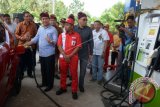 Bupati Klungkung, Nyoman Suwirta (ketiga kiri) menuangkan bahan bakar didampingi Senior Vice President Fuel Marketing dan Distribution Pertamina, Gigih Wahyu Hari Irianto (keenam kiri) saat peresmian SPBU kompak 3T Desa Ped, Nusa Penida, Bali, Sabtu (4/11). SPBU Nusa Penida tersebut merupakan lembaga penyalur BBM Satu Harga ke-27 dari target 154 SPBU hingga tahun 2019. ANTARA FOTO/Wira Suryantala/wdy/2017.