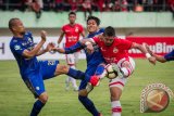 Pemain Persija Jakarta Bambang Pamungkas (kanan) menendang bola namun dihadang pemain Persib Bandung Supardi (kiri) dan Purwaka Yudi (dua kiri) pada pertandingan Liga I Gojek Traveloka di Stadion Manahan, Solo, Jawa Tengah, Jumat (3/11/2017). Pertandingan dihentikan pada menit 83 setelah Persib Bandung menolak untuk melanjutkan pertandingan, Persija Jakarta menang dengan skor 1-0. (ANTARA FOTO/Mohammad Ayudha)