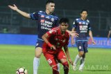 Pesepakbola Arema FC, Arief Suyono melakukan selebrasi usai mencetak gol di gawang Semen Padang dalam pertandingan Liga I GOJEK-Traveloka di Stadion Kanjuruhan, Malang, Jawa Timur, Sabtu (4/11). Arema menang atas Semen Padang dengan skor 5-3. Antara Jatim/Ari Bowo Sucipto/mas/17.