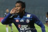 Pesepakbola Arema FC, Arief Suyono melakukan selebrasi usai mencetak gol di gawang Semen Padang dalam pertandingan Liga I GOJEK-Traveloka di Stadion Kanjuruhan, Malang, Jawa Timur, Sabtu (4/11). Arema menang atas Semen Padang dengan skor 5-3. Antara Jatim/Ari Bowo Sucipto/mas/17.