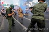 Sejumlah anggota polisi menampilkan teatrikal pertempuran di depan Monumen Perjuangan Polri Jalan Darmo, Surabaya, Jawa Timur, Minggu (5/11). Kegiatan itu dalam rangka memperingati HUT Ke-72 Korps Brimob Polri. Antara Jatim/Didik Suhartono/mas/17.