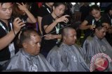 Sejumlah relawan mengikuti aksi cukur gundul saat kegiatan peduli anak penderita kanker bertajuk '#HairForLife' di Denpasar, Bali, Minggu (5/11). Aksi cukur gundul dan penggalangan dana tersebut sebagai bentuk solidaritas dan peduli terhadap para anak penderita kanker. ANTARA FOTO/Fikri Yusuf/wdy/2017