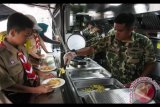 Sejumlah prajurit Batalyon Perbekalan dan peralatan 2 Marinir (Yonbekpal 2 Mar) membagikan nasi goreng gratis kepada masyarakat di acara Car Free Day, Bunderan HI, Jakarta, Minggu (5/11). Kegiatan Marinir tersebut dalam rangka memeriahkan HUT ke-72 Marinir serta guna mendekatkan Korps Marinir kepada masyarakat..ANTARA FOTO/Reno Esnir/wdy/2017