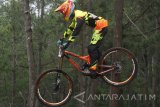 Pembalap Rendy Sanjaya berusaha melewati jalur turunan di kelas Men Junior dalam Kejuaraan Indonesian Downhill 2017 Seri V di Sirkuit Gunung Klemuk, Batu, Jawa Timur, Minggu (5/11). Kejuaraan yang berlangsung selama dua hari dan diikuti ratusan pembalap sepeda dari berbagai daerah tersebut mempertandingkan lima kelas antara lain Men Elite, Woman Elite, Master, Pemula dan Junior dengan menilai kecepatan pembalap dalam melewati sirkuit turunan yang berliku. Antara Jatim/Ari Bowo Sucipto/mas/17.