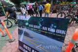 Kapolresta Kediri AKBP Anthon Haryadi (kiri) mengendarai sepeda saat kampanye penggunaan Rute Aman Selamat Sekolah (RASS) di halaman SMP Negeri I Kota Kediri, Jawa Timur, Minggu (5/11). Pemerintah daerah setempat membangun RASS di sejumlah jalan protokol guna mendukung program kementerian Perhubungan, untuk menekan angka kecelakaan pada pelajar yang pada tahun 2016 mencapai 20 persen dari jumlah total korban kecelakaan lalu-lintas. Antara Jatim/Prasetia Fauzani/mas/17