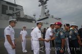 Wakil Komandan Pangkalan Utama TNI Angkatan Laut (Lantamal) V Surabaya Kolonel (Mar) Nana Rukmana (kedua kanan) menyalami para perwira Angkatan Laut Korea Selatan saat turun dari kapal perang Kang Gam Chan (DDH-II) di Dermaga Jamrud Utara, Pelabuhan Tanjung Perak, Surabaya, Jawa Timur, Minggu (5/11). Kedatangan dua kapal perang Korea Selatan Kang Gam Chan (DDH-II), Hwacheon (AOE-59) beserta 630 taruna AAL Korea Selatan tersebut merupakan rangkaian dari kegiatan pelatihan dan praktek pelayaran dalam program 'Republic of Korea (ROK) Navy Cruise Training' 2017. Antara Jatim/Moch Asim/17.