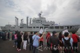 Sejumlah tamu undangan menyambut kedatangan kapal perang Korea Selatan Hwacheon (AOE-59) saat bersandar di Dermaga Jamrud Utara, Pelabuhan Tanjung Perak, Surabaya, Jawa Timur, Minggu (5/11). Kedatangan dua kapal perang Korea Selatan Kang Gam Chan (DDH-II), Hwacheon (AOE-59) beserta 630 taruna AAL Korea Selatan tersebut merupakan rangkaian dari kegiatan pelatihan dan praktek pelayaran dalam program 'Republic of Korea (ROK) Navy Cruise Training' 2017. Antara Jatim/Moch Asim/17.