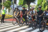 Wali Kota Kediri Abdullah Abu Bakar (kiri) berfoto usai bersepeda dengan sejumlah pejabat di Kota Kediri serta komunitas dan para pelajar dalam acara peresmian Zona selamat sekolah (ZoSS) dan rute aman selamat sekolah di halaman SMPN I Kediri, Jawa Timur, Minggu (5/11). Wali Kota giat melakukan berbagai gerakan untuk menggunakan transportasi yang tidak berbahaya dan menyehatkan salah satunya sepeda. Antara Jatim/Asmaul Chusna/mas/17.