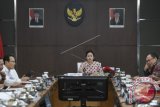 Menteri Koordinator bidang Pembangunan Manusia dan Kebudayaan (Menko PMK) Puan Maharani (tengah) didampingi Menteri PPN/Kepala Bappenas Bambang Brodjonegoro (kanan) dan Direktur Utama BPJS Kesehatan Fachmi Idris (kiri) memimpin rapat koordinasi tingkat menteri di Kemenko PMK, Jakarta, Senin (6/11). Rapat tersebut membahas pengendalian defisit BPJS Kesehatan. ANTARA FOTO/Hafidz Mubarak A/wdy/17.