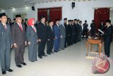 Diakhir masa jabatan Bupati Barito Kuala H. Hasanuddin Murad Bersama Wakil Bupati H. Mamun Kaderi melantik 13 pejabat terdiri, lima Pejabat Pimpinan Tinggi Pratama (PPTP) dan delapan Pejabat Fungsional Tertentu (PPT), di Aula Selidah Kantor Bupati Batola, Jumat (3/11). Foto:Antaranews Kalsel/Arianto/G.