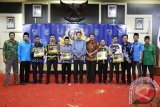 Bupati Tanah Laut H. Bambang Alamsyah menghadiri Malam Anugerah KNPI,  di Balairung Tuntung Pandang Pelaihari, Sabtu (4/11). Foto:Antaranews Kalsel/Arianto/G.