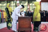 Jabatan Ketua Tim Penggerak PKK dan Ketua Dekranasda Kabupaten Barito Kuala periode 2017-2022 diserahterimakan dari Hj. Noormiliyani kepada pejabat baru Hj. Saraswati Dwiputranti disaksikan Ketua TP-PKK Kalsel Hj. Raudatul Jannah Sahbirin Noor, di Mahligai Pancasila Banjarmasin, Sabtu (4/11). Foto:Antaranews Kalsel/Arianto/G.