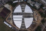 Foto aerial pembangunan Jakarta International Velodrome Rawamangun, di Jakarta, Jumat (3/11). Progres pembangunan arena balap sepeda untuk Asian Games 2018 tersebut hingga kini telah mencapai 68,79 persen dan diprediksi akan selesai pada Mei 2018 lebih cepat satu bulan dari target awal yaitu Juni 2018. ANTARA FOTO/Sigid Kurniawan/aww/17.