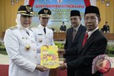 Bupati dan Wakil Bupati Barito Kuala periode 2012-2017 H. Hasanuddin Murad dan H. Mamun Kaderi menyerahkan jabatannya kepada Bupati dan Wabup Batola periode 2017-2022, Hj. Noormiliyani AS HM dan H. Rahmadian Noor, Senin (6/11). Foto:Antaranews Kalsel/Arianto/G.