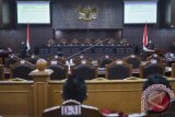 Ketua Majelis Hakim Mahkamah Konstitusi (MK) Arief Hidayat (tengah) didampingi Hakim MK memimpin sidang dengan agenda pembacaan putusan uji materi Undang-Undang Nomor 24 Tahun 2013 tentang Administrasi Kependudukan di Mahkamah Konstitusi, Jakarta, Selasa (7/11). MK mengabulkan permohonan uji materi atas Pasal 61 Undang-Undang Nomor 23 Tahun 2006 dan Pasal 64 Undang-Undang Nomor 24 Tahun 2013 tentang Administrasi Kependudukan terkait pengisian kolom agama di KTP bagi penganut kepercayaan yang selama ini dikosongkan. ANTARA FOTO/Hafidz Mubarak A/wdy/2017