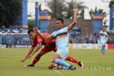 Pesepak bola Persela Lamongan Eky Taufik Febrianto (kanan) berebut bola dengan pesepak bola Persiba Balikpapan M. Ilhamul Irhaz (kiri) dalam lanjutan kompetisi Gojek Traveloka Liga 1 di Stadion Surajaya Lamongan, Jawa Timur, Minggu (5/11). Persela Lamongan bermain seri lawan Persiba Balikpapan dengan skor 2-2. Antara Jatim/M Risyal Hidayat/mas/17.