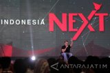 CEO General Electric Indonesia Handry Satriago memberikan motivasi kepada para peserta dalam program Telkomsel IndonesiaNEXT 2017 di Graha Kampus Institut Teknologi Sepuluh Nopember (ITS), Surabaya, Jawa Timur, Selasa (7/11). Telkomsel IndonesiaNEXT 2017 yang diikuti oleh 1.048 mahasiswa dari berbagai universitas tersebut bertujuan untuk meningkatkan kapasitas dan mempersiapkan keahlian mahasiswa dalam menghadapi persaingan global melalui program sertifikasi bertaraf internasional. Antara Jatim/Moch Asim/17.