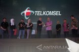 VP Sales and Marketing Telkomsel area Jawa-Bali Ericson Sibagariang (tengah) memberikan cenderamata kepada Rektor Institut Teknologi Sepuluh Nopember (ITS) Joni Hermana (keempat kanan) saat pembukaan program Telkomsel IndonesiaNEXT 2017 di Graha Kampus ITS Surabaya, Jawa Timur, Selasa (7/11). Telkomsel IndonesiaNEXT 2017 yang diikuti oleh 1.048 mahasiswa dari berbagai universitas tersebut bertujuan untuk meningkatkan kapasitas dan mempersiapkan keahlian mahasiswa dalam menghadapi persaingan global melalui program sertifikasi bertaraf internasional. Antara Jatim/Moch Asim/17.