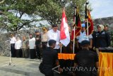 Wali Kota Kediri Abdullah Abu Bakar (tengah) saat melepas peserta kegiatan napak tilas perjuangan Brimob dan 'Tour de Java' dalam rangka HUT Ke-72 Brimob di Taman Sekartaji, Kediri, Jawa Timur, Rabu (8/11). Kegiatan itu sengaja digelar sebagai bagian dari mengingat sejarah. Tur ini melewati sejumlah kota yaitu Surabaya, Mojokerto, Jombang, Kediri, Tulungagung, Trenggalek, Ponorogo, Madiun, mulai 5-12 November 2017. Antara Jatim/Asmaul Chusna/mas/17.