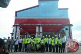 Wali Kota Pangkalpinang, M Irwansyah berserta rombongan berfoto bersama di halaman gedung RSUD Depati Hamzah Green Hospital setelah selesai melakukan peninjauan, Rabu (8/11/2017). (antarababel.com/Try Mustika Hardi) 