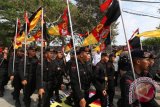 Satu peleton Brimob Polri memulai kegiatan napak tilas di Kota Kediri, Jawa Timur, Rabu (8/11). Jalan kaki secara estafet selama sepekan dari Surabaya menuju Madiun tersebut guna memperingati HUT ke-72 Brimob. ANTARA FOTO/Prasetia Fauzani/wdy/2017.