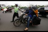 Polisi menghentikan pengendara bermotor saat Operasi Zebra 2017 di Daan Mogot, Jakarta, Selasa (7/11). Operasi Zebra yang digelar mulai 1 November hingga 14 Desember 2017 tersebut untuk menciptakan keamanan, keselamatan, ketertiban, dan kelancaran lalu lintas. ANTARA FOTO/Rivan Awal Lingga/ama/17