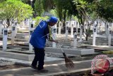 BERSIH-BERSIH TAMAN MAKAM PAHLAWAN