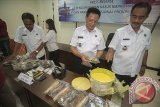 Kepala Badan Narkotika Nasional Provinsi (BNNP) Bali Brigjen Pol Putu Gede Suastawa (kanan) dan Kepala Bagian Umum BNNP Bali, AKBP Sang Gede Sukawiyasa (kedua kanan) memeriksa barang bukti paket ganja kering dalam konferensi pers di Kantor BNNP Bali, Denpasar, Rabu (8/11). BNNP Bali menangkap dua tersangka jaringan pengedar ganja dengan barang bukti sekitar 5Kg ganja kering yang dikirim melalui paket kargo dari Aceh ke Bali. Antara Bali/Nyoman Budhiana/nym/2017.