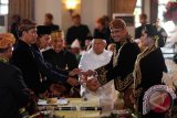 Menantu Presiden Joko Widodo, Bobby Nasution (kedua kanan) bersama istrinya, Kahiyang Ayu (kanan) menerima buku nikah dengan disaksikan Presiden Joko Widodo (kedua kiri), Wakil Presiden Jusuf Kalla (ketiga kiri) dan Ketua MUI KH Ma\'ruf Amin (keempat kanan) seusai ijab kabul di Gedung Graha Saba, Sumber, Solo, Jawa Tengah, Rabu (8/11/2017). (ANTARA FOTO/Maulana Surya)